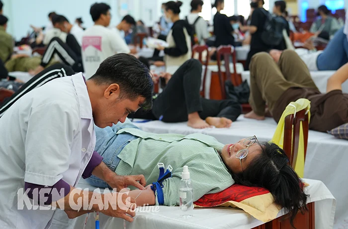 Gần 400 giảng viên, sinh viên Trường Đại học Kiên Giang tham gia hiến máu tình nguyện